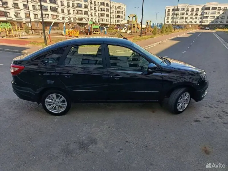 Продается ‼ lada granta в кузове лифтбек год: 2024 цвет: черный двигатель: 1.6 мт (90 л. с.), бензин кпп: механика. кондиционер, abs, 2 airbag, эур, эл. стек. , эл. зеркала, задний стеклоочиститель. оригинальная магнитола, ковры салона и багажника, накладки порогов, подлокотник, защита двигателя, антикоррозийная обработка. 1 хозяин, без дтп, в родном окрасе. цена: 950000 руб. обмен не интересует! +79498024687 - фотография - 4
