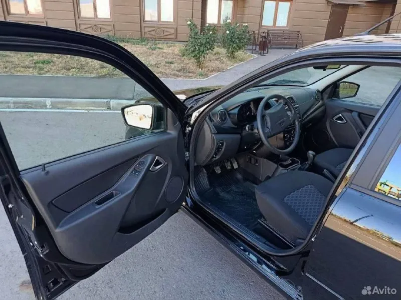 Продается ‼ lada granta в кузове лифтбек год: 2024 цвет: черный двигатель: 1.6 мт (90 л. с.), бензин кпп: механика. кондиционер, abs, 2 airbag, эур, эл. стек. , эл. зеркала, задний стеклоочиститель. оригинальная магнитола, ковры салона и багажника, накладки порогов, подлокотник, защита двигателя, антикоррозийная обработка. 1 хозяин, без дтп, в родном окрасе. цена: 950000 руб. обмен не интересует! +79498024687 - фотография - 6