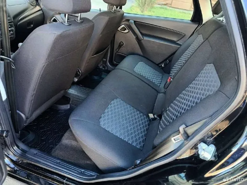 Продается ‼ lada granta в кузове лифтбек год: 2024 цвет: черный двигатель: 1.6 мт (90 л. с.), бензин кпп: механика. кондиционер, abs, 2 airbag, эур, эл. стек. , эл. зеркала, задний стеклоочиститель. оригинальная магнитола, ковры салона и багажника, накладки порогов, подлокотник, защита двигателя, антикоррозийная обработка. 1 хозяин, без дтп, в родном окрасе. цена: 950000 руб. обмен не интересует! +79498024687 - фотография - 7