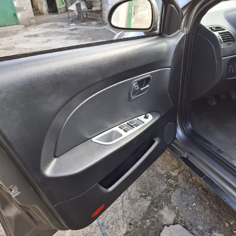 Авто в хорошем состоянии. пробег настоящий. двигатель 16-клапанный. аbs, передний привод. только бензин. новая 5 ст. коробка. новый аккумулятор, новое сцепление. в дтп не был. все расходники поменяны. кондиционер заправлен. просторный салон, большой вместительный багажник. расход по городу 6-7 литррв. есть ньюансы по кузову(видно на фото). камера заднего вида. продажа в связи с покупкой нового автомобиля. цена 250.000р +79497083931 - фотография - 8