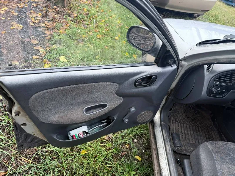 Продается chevrolet lanos! цена: 130 000 рублей. торг описание: - кузов: в целом неплохое состояние, есть небольшие царапины и вмятины. - ходовка: требует небольшого внимания, есть некоторые моменты, которые нужно подправить, но в общем работает вполне нормально. - двигатель: в рабочем состоянии, не дымит не троит, расход топлива около 8л/100 км стоит газ. машина подойдет для повседневных поездок, неплохой вариант для тех, кто ищет бюджетный автомобиль. при желании, можно сделать косметические улучшения и немного поработать над ходовой частью. звоните, буду рад ответить на вопросы и обсудить детали!+79493929700 📞 звоните: +7(949)3929700 - фотография - 4