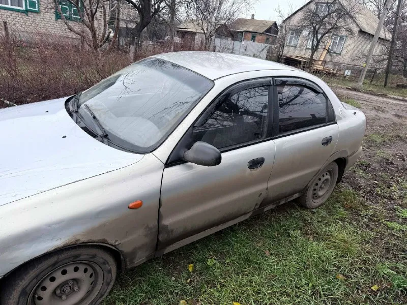 Продается chevrolet lanos! цена: 130 000 рублей. торг описание: - кузов: в целом неплохое состояние, есть небольшие царапины и вмятины. - ходовка: требует небольшого внимания, есть некоторые моменты, которые нужно подправить, но в общем работает вполне нормально. - двигатель: в рабочем состоянии, не дымит не троит, расход топлива около 8л/100 км стоит газ. машина подойдет для повседневных поездок, неплохой вариант для тех, кто ищет бюджетный автомобиль. при желании, можно сделать косметические улучшения и немного поработать над ходовой частью. звоните, буду рад ответить на вопросы и обсудить детали!+79493929700 📞 звоните: +7(949)3929700 - фотография - 7