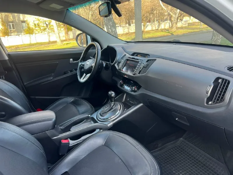 Kia sportage 4wd год выпуска - 2012 двигатель - 2.0 бензин каробка автомат, пробег 146 километров +79494549599 автомобиль действительно в идеальном состоянии, обслужена вся ! кузов в превосходном состоянии, без жучков и корозии, в дтп не когда не участвовала, стекла все родные ! салон весь чистый, не прокурен, и никогда не курили, в автомобиле работает все каждая кнопка, ошибок не каких нет, все время обслуживался качественными запчестями, также отличная комплектация ! кожаный салон, без ключевой доступ, заводской самбуфер, омыватель фар, камера заднего вида, ксенон, датчик света, и дождя, двух зоный климат контроль, подогрев сидений, складывание зеркал, подогрев зеркал, круиз контроль, и много другое. цена : 1295 000 руб. возможен обмен на авто дешевле +79494549599 📞 звоните: +7(949)4549599 - фотография - 6