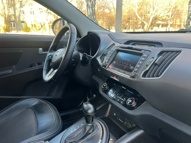 Kia sportage 4wd год выпуска - 2012 двигатель - 2.0 бензин каробка автомат, пробег 146 километров +79494549599 автомобиль действительно в идеальном состоянии, обслужена вся ! кузов в превосходном состоянии, без жучков и корозии, в дтп не когда не участвовала, стекла все родные ! салон весь чистый, не прокурен, и никогда не курили, в автомобиле работает все каждая кнопка, ошибок не каких нет, все время обслуживался качественными запчестями, также отличная комплектация ! кожаный салон, без ключевой доступ, заводской самбуфер, омыватель фар, камера заднего вида, ксенон, датчик света, и дождя, двух зоный климат контроль, подогрев сидений, складывание зеркал, подогрев зеркал, круиз контроль, и много другое. цена : 1295 000 руб. возможен обмен на авто дешевле +79494549599 📞 звоните: +7(949)4549599 - фотография - 7