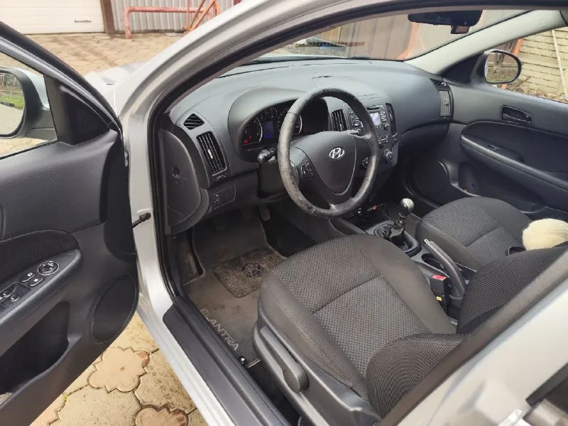 В продаже надёжный кореец - hyundai i30 2010 г. пробег: 50 тыс. км двигатель 1.6 бензин. трансмиссия: 5-мкпп цвет: серебро автомобиль обслужен (ходовая, стандартное то), 2 год назад заменен аккумулятор. в 2022 году авто попало под обстрел. пострадали стёкла (заменены), дверь багажника (на фото видно), салон незначительно (подробности при осмотре). до моторного отсека осколки не долетели, всё цело и работает без нареканий. комплектация: эур, электропакет, мультируль, кондиционер, подогрев зеркал, подогрев сидений (на пассажирском не работает после обстрела). оригинальный материал обшивки руля - не очень качественный, потёрся. можно переобшить за небольшую сумму. в целом, эти моменты на эксплуатацию авто не особо влияют, можно садиться и ехать. два комплекта ключей. сигнализация. зимняя резина, в приданое - комплект летней. один владелец от покупки в автосалоне в 2010 году. регистрация - 180 регион. продажа через мрэо. цена разумная, с учётом всех возм 📲 tg: @natalyoshka 📞 звоните: +7(949)3750625 - фотография - 10