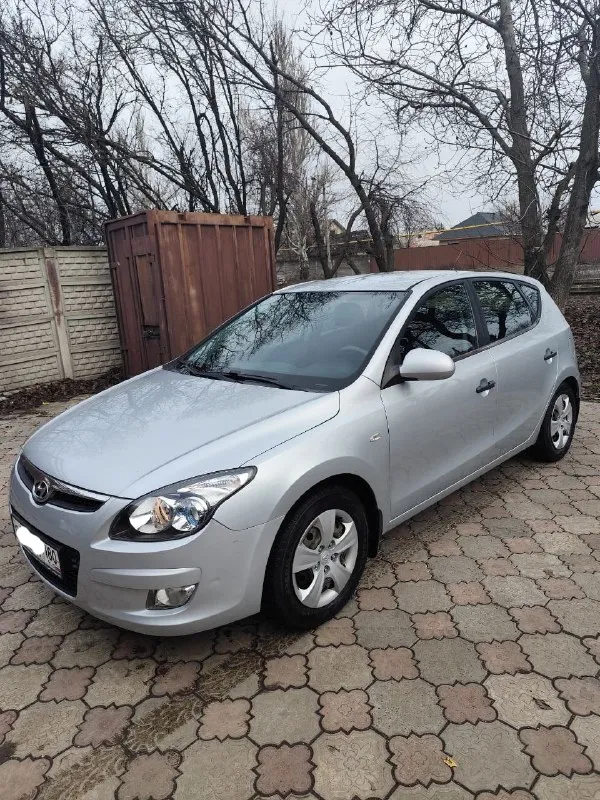 В продаже надёжный кореец - hyundai i30 2010 г. пробег: 50 тыс. км двигатель 1.6 бензин. трансмиссия: 5-мкпп цвет: серебро автомобиль обслужен (ходовая, стандартное то), 2 год назад заменен аккумулятор. в 2022 году авто попало под обстрел. пострадали стёкла (заменены), дверь багажника (на фото видно), салон незначительно (подробности при осмотре). до моторного отсека осколки не долетели, всё цело и работает без нареканий. комплектация: эур, электропакет, мультируль, кондиционер, подогрев зеркал, подогрев сидений (на пассажирском не работает после обстрела). оригинальный материал обшивки руля - не очень качественный, потёрся. можно переобшить за небольшую сумму. в целом, эти моменты на эксплуатацию авто не особо влияют, можно садиться и ехать. два комплекта ключей. сигнализация. зимняя резина, в приданое - комплект летней. один владелец от покупки в автосалоне в 2010 году. регистрация - 180 регион. продажа через мрэо. цена разумная, с учётом всех возм 📲 tg: @natalyoshka 📞 звоните: +7(949)3750625 - фотография - 3