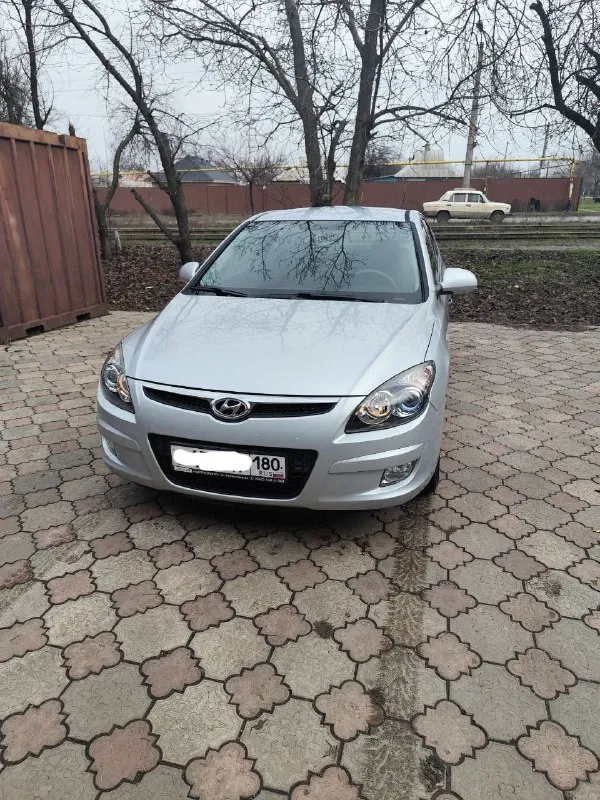 В продаже надёжный кореец - hyundai i30 2010 г. пробег: 50 тыс. км двигатель 1.6 бензин. трансмиссия: 5-мкпп цвет: серебро автомобиль обслужен (ходовая, стандартное то), 2 год назад заменен аккумулятор. в 2022 году авто попало под обстрел. пострадали стёкла (заменены), дверь багажника (на фото видно), салон незначительно (подробности при осмотре). до моторного отсека осколки не долетели, всё цело и работает без нареканий. комплектация: эур, электропакет, мультируль, кондиционер, подогрев зеркал, подогрев сидений (на пассажирском не работает после обстрела). оригинальный материал обшивки руля - не очень качественный, потёрся. можно переобшить за небольшую сумму. в целом, эти моменты на эксплуатацию авто не особо влияют, можно садиться и ехать. два комплекта ключей. сигнализация. зимняя резина, в приданое - комплект летней. один владелец от покупки в автосалоне в 2010 году. регистрация - 180 регион. продажа через мрэо. цена разумная, с учётом всех возм 📲 tg: @natalyoshka 📞 звоните: +7(949)3750625 - фотография - 4