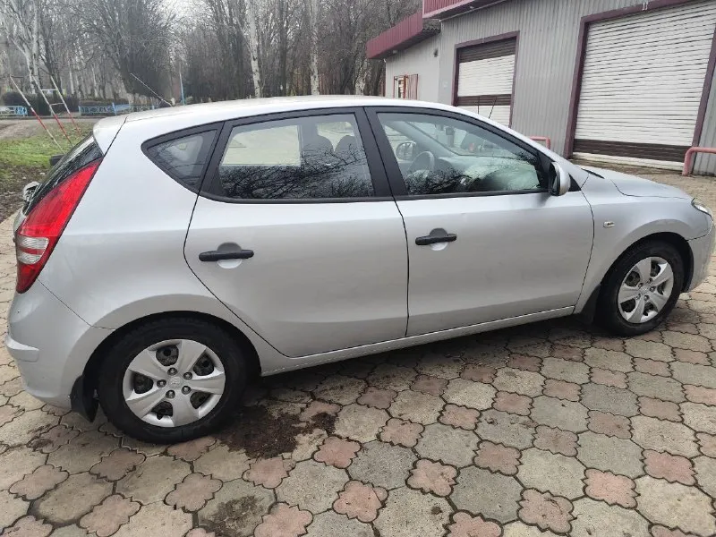 В продаже надёжный кореец - hyundai i30 2010 г. пробег: 50 тыс. км двигатель 1.6 бензин. трансмиссия: 5-мкпп цвет: серебро автомобиль обслужен (ходовая, стандартное то), 2 год назад заменен аккумулятор. в 2022 году авто попало под обстрел. пострадали стёкла (заменены), дверь багажника (на фото видно), салон незначительно (подробности при осмотре). до моторного отсека осколки не долетели, всё цело и работает без нареканий. комплектация: эур, электропакет, мультируль, кондиционер, подогрев зеркал, подогрев сидений (на пассажирском не работает после обстрела). оригинальный материал обшивки руля - не очень качественный, потёрся. можно переобшить за небольшую сумму. в целом, эти моменты на эксплуатацию авто не особо влияют, можно садиться и ехать. два комплекта ключей. сигнализация. зимняя резина, в приданое - комплект летней. один владелец от покупки в автосалоне в 2010 году. регистрация - 180 регион. продажа через мрэо. цена разумная, с учётом всех возм 📲 tg: @natalyoshka 📞 звоните: +7(949)3750625 - фотография - 5