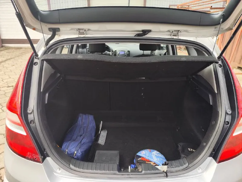 В продаже надёжный кореец - hyundai i30 2010 г. пробег: 50 тыс. км двигатель 1.6 бензин. трансмиссия: 5-мкпп цвет: серебро автомобиль обслужен (ходовая, стандартное то), 2 год назад заменен аккумулятор. в 2022 году авто попало под обстрел. пострадали стёкла (заменены), дверь багажника (на фото видно), салон незначительно (подробности при осмотре). до моторного отсека осколки не долетели, всё цело и работает без нареканий. комплектация: эур, электропакет, мультируль, кондиционер, подогрев зеркал, подогрев сидений (на пассажирском не работает после обстрела). оригинальный материал обшивки руля - не очень качественный, потёрся. можно переобшить за небольшую сумму. в целом, эти моменты на эксплуатацию авто не особо влияют, можно садиться и ехать. два комплекта ключей. сигнализация. зимняя резина, в приданое - комплект летней. один владелец от покупки в автосалоне в 2010 году. регистрация - 180 регион. продажа через мрэо. цена разумная, с учётом всех возм 📲 tg: @natalyoshka 📞 звоните: +7(949)3750625 - фотография - 7