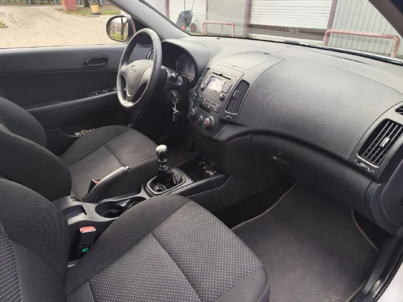 В продаже надёжный кореец - hyundai i30 2010 г. пробег: 50 тыс. км двигатель 1.6 бензин. трансмиссия: 5-мкпп цвет: серебро автомобиль обслужен (ходовая, стандартное то), 2 год назад заменен аккумулятор. в 2022 году авто попало под обстрел. пострадали стёкла (заменены), дверь багажника (на фото видно), салон незначительно (подробности при осмотре). до моторного отсека осколки не долетели, всё цело и работает без нареканий. комплектация: эур, электропакет, мультируль, кондиционер, подогрев зеркал, подогрев сидений (на пассажирском не работает после обстрела). оригинальный материал обшивки руля - не очень качественный, потёрся. можно переобшить за небольшую сумму. в целом, эти моменты на эксплуатацию авто не особо влияют, можно садиться и ехать. два комплекта ключей. сигнализация. зимняя резина, в приданое - комплект летней. один владелец от покупки в автосалоне в 2010 году. регистрация - 180 регион. продажа через мрэо. цена разумная, с учётом всех возм 📲 tg: @natalyoshka 📞 звоните: +7(949)3750625 - фотография - 8