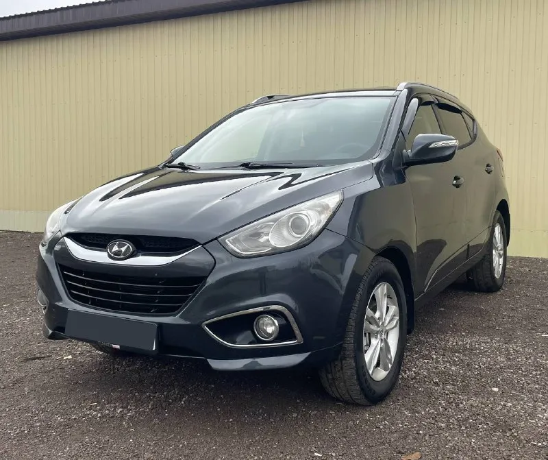 Hyundai ix35, 2010 г. в., механика, 2.0 бензин продаётся надёжный и комфортный кроссовер hyundai ix35. ✔️ год выпуска: 2010 ✔️ двигатель: бензин, 2.0 л ✔️ коробка: механика ✔️ привод: передний ✔️ пробег: 186.000км (родной) автомобиль в хорошем состоянии, ухоженный салон. все то проходились вовремя, масло и фильтра заменены, вложений не требует. работает каждая кнопка. из оснащения: • климат-контроль • подогрев передних и задних сидений • мультимедиа с bluetooth/usb • abs, esp, подушки безопасности • литые диски машина идеально подойдёт как для города, так и для поездок на дальние расстояния. 📌 авто готов к переоформлению. осмотр г. донецк цена: 1.050.000₽ реальному клиенту торг!!! телефон: +79494241005 александр по этому же номеру есть телеграмм!!! - фотография - 3