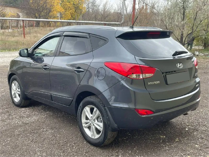 Hyundai ix35, 2010 г. в., механика, 2.0 бензин продаётся надёжный и комфортный кроссовер hyundai ix35. ✔️ год выпуска: 2010 ✔️ двигатель: бензин, 2.0 л ✔️ коробка: механика ✔️ привод: передний ✔️ пробег: 186.000км (родной) автомобиль в хорошем состоянии, ухоженный салон. все то проходились вовремя, масло и фильтра заменены, вложений не требует. работает каждая кнопка. из оснащения: • климат-контроль • подогрев передних и задних сидений • мультимедиа с bluetooth/usb • abs, esp, подушки безопасности • литые диски машина идеально подойдёт как для города, так и для поездок на дальние расстояния. 📌 авто готов к переоформлению. осмотр г. донецк цена: 1.050.000₽ реальному клиенту торг!!! телефон: +79494241005 александр по этому же номеру есть телеграмм!!! - фотография - 4