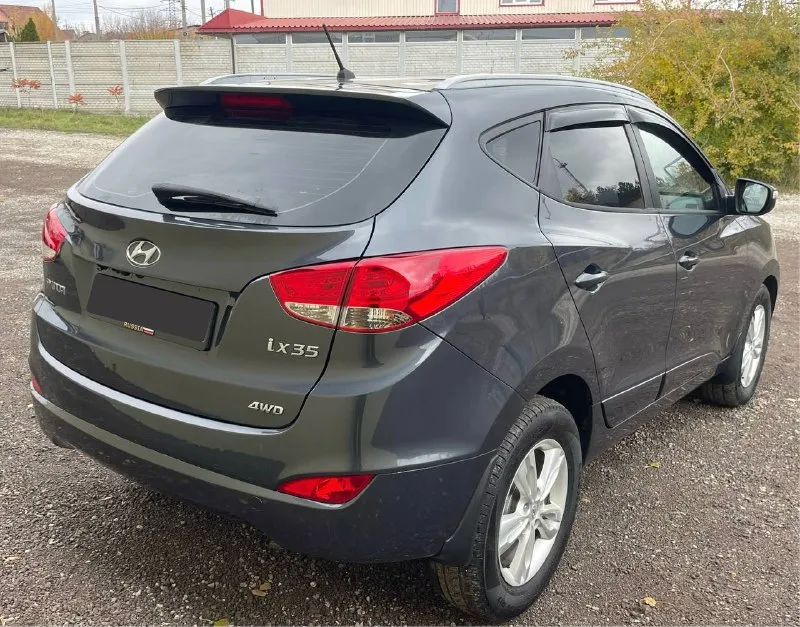 Hyundai ix35, 2010 г. в., механика, 2.0 бензин продаётся надёжный и комфортный кроссовер hyundai ix35. ✔️ год выпуска: 2010 ✔️ двигатель: бензин, 2.0 л ✔️ коробка: механика ✔️ привод: передний ✔️ пробег: 186.000км (родной) автомобиль в хорошем состоянии, ухоженный салон. все то проходились вовремя, масло и фильтра заменены, вложений не требует. работает каждая кнопка. из оснащения: • климат-контроль • подогрев передних и задних сидений • мультимедиа с bluetooth/usb • abs, esp, подушки безопасности • литые диски машина идеально подойдёт как для города, так и для поездок на дальние расстояния. 📌 авто готов к переоформлению. осмотр г. донецк цена: 1.050.000₽ реальному клиенту торг!!! телефон: +79494241005 александр по этому же номеру есть телеграмм!!! - фотография - 6