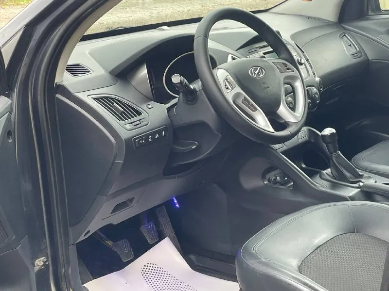 Hyundai ix35, 2010 г. в., механика, 2.0 бензин продаётся надёжный и комфортный кроссовер hyundai ix35. ✔️ год выпуска: 2010 ✔️ двигатель: бензин, 2.0 л ✔️ коробка: механика ✔️ привод: передний ✔️ пробег: 186.000км (родной) автомобиль в хорошем состоянии, ухоженный салон. все то проходились вовремя, масло и фильтра заменены, вложений не требует. работает каждая кнопка. из оснащения: • климат-контроль • подогрев передних и задних сидений • мультимедиа с bluetooth/usb • abs, esp, подушки безопасности • литые диски машина идеально подойдёт как для города, так и для поездок на дальние расстояния. 📌 авто готов к переоформлению. осмотр г. донецк цена: 1.050.000₽ реальному клиенту торг!!! телефон: +79494241005 александр по этому же номеру есть телеграмм!!! - фотография - 7