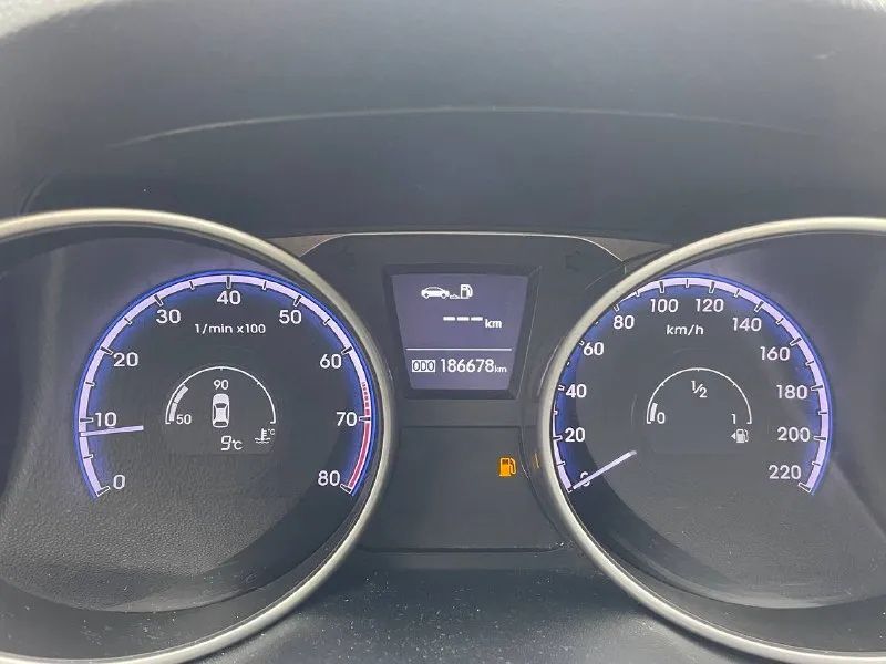 Hyundai ix35, 2010 г. в., механика, 2.0 бензин продаётся надёжный и комфортный кроссовер hyundai ix35. ✔️ год выпуска: 2010 ✔️ двигатель: бензин, 2.0 л ✔️ коробка: механика ✔️ привод: передний ✔️ пробег: 186.000км (родной) автомобиль в хорошем состоянии, ухоженный салон. все то проходились вовремя, масло и фильтра заменены, вложений не требует. работает каждая кнопка. из оснащения: • климат-контроль • подогрев передних и задних сидений • мультимедиа с bluetooth/usb • abs, esp, подушки безопасности • литые диски машина идеально подойдёт как для города, так и для поездок на дальние расстояния. 📌 авто готов к переоформлению. осмотр г. донецк цена: 1.050.000₽ реальному клиенту торг!!! телефон: +79494241005 александр по этому же номеру есть телеграмм!!! - фотография - 8