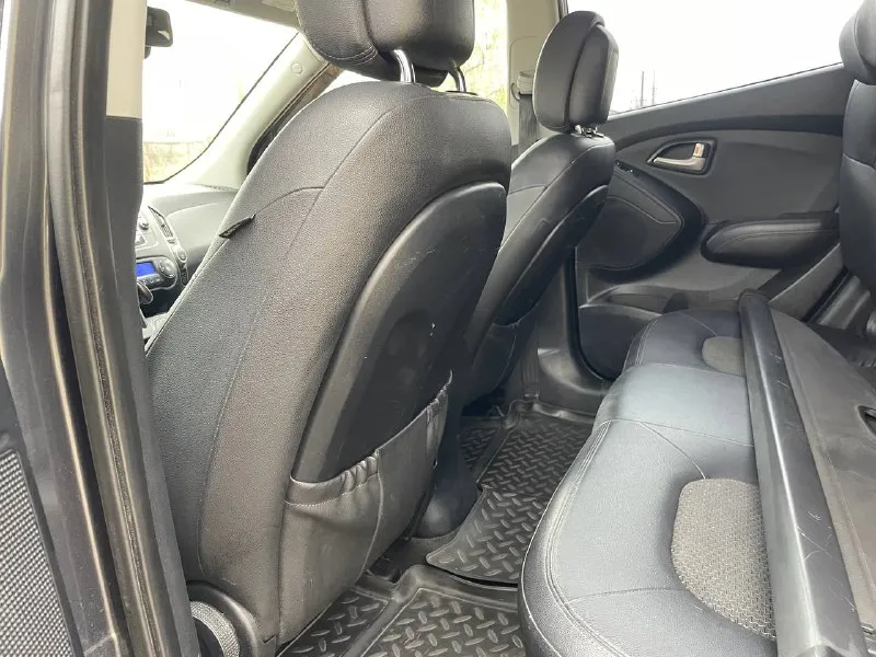 Hyundai ix35, 2010 г. в., механика, 2.0 бензин продаётся надёжный и комфортный кроссовер hyundai ix35. ✔️ год выпуска: 2010 ✔️ двигатель: бензин, 2.0 л ✔️ коробка: механика ✔️ привод: передний ✔️ пробег: 186.000км (родной) автомобиль в хорошем состоянии, ухоженный салон. все то проходились вовремя, масло и фильтра заменены, вложений не требует. работает каждая кнопка. из оснащения: • климат-контроль • подогрев передних и задних сидений • мультимедиа с bluetooth/usb • abs, esp, подушки безопасности • литые диски машина идеально подойдёт как для города, так и для поездок на дальние расстояния. 📌 авто готов к переоформлению. осмотр г. донецк цена: 1.050.000₽ реальному клиенту торг!!! телефон: +79494241005 александр по этому же номеру есть телеграмм!!! - фотография - 9