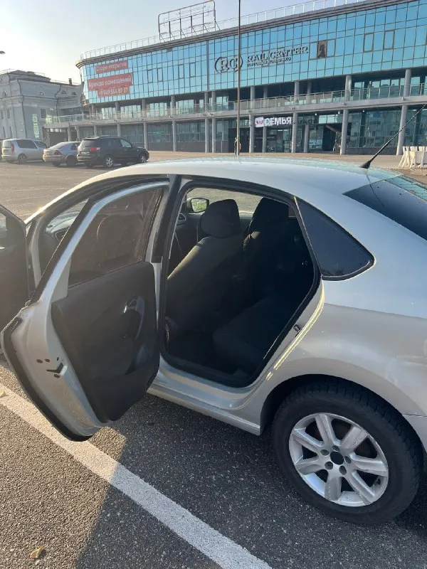 Volkswagen polo •год - 2010 • - 1,6 бензин ( 105 л. с ) •коробка - автомат по технике хороший, всё работает, кондиционер работает, коробка не пинает. по кузову выглядит опрятно. резина - стоит хорошая зима. 2 ключа. не такси и не каршеринг. 4 собственника. донецк цена 720т. р. (небольшой торг) +79493345010 📞 звоните: +7(949)3345010 - фотография - 3