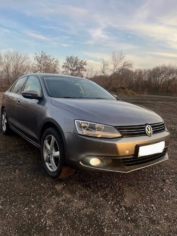 Продаю джету 2014 года, двигатель 1,4 на дсг, 2-х зонный климат контроль, круиз, подогрев передних сидений, чистый ухоженный салон, пробег 140 тысяч. цена 1,1₽ 89495704865 📲 tg: 🙎🏻‍♂️ 📞 звоните: +7(949)5704865 - фотография - 2