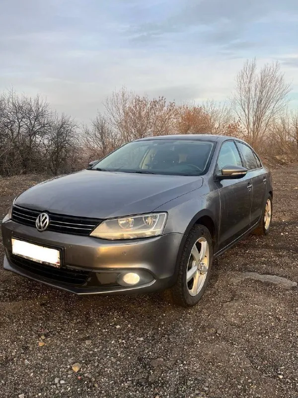 Продаю джету 2014 года, двигатель 1,4 на дсг, 2-х зонный климат контроль, круиз, подогрев передних сидений, чистый ухоженный салон, пробег 140 тысяч. цена 1,1₽ 89495704865 📲 tg: 🙎🏻‍♂️ 📞 звоните: +7(949)5704865 - фотография - 3