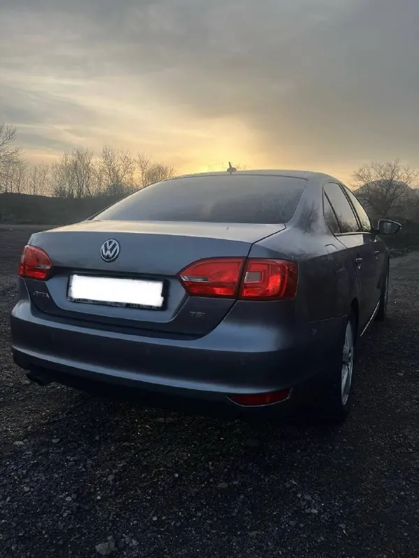 Продаю джету 2014 года, двигатель 1,4 на дсг, 2-х зонный климат контроль, круиз, подогрев передних сидений, чистый ухоженный салон, пробег 140 тысяч. цена 1,1₽ 89495704865 📲 tg: 🙎🏻‍♂️ 📞 звоните: +7(949)5704865 - фотография - 4