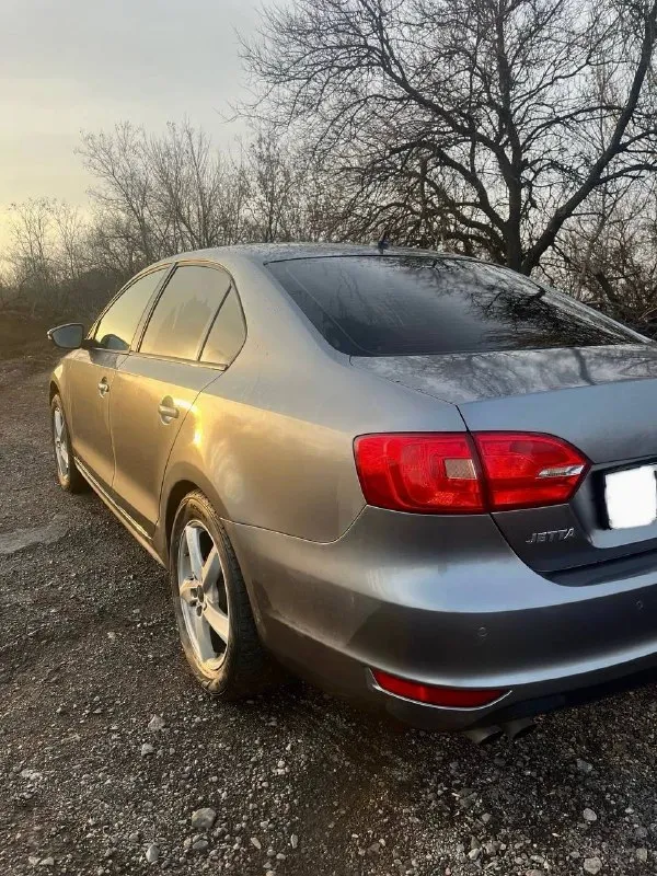 Продаю джету 2014 года, двигатель 1,4 на дсг, 2-х зонный климат контроль, круиз, подогрев передних сидений, чистый ухоженный салон, пробег 140 тысяч. цена 1,1₽ 89495704865 📲 tg: 🙎🏻‍♂️ 📞 звоните: +7(949)5704865 - фотография - 5