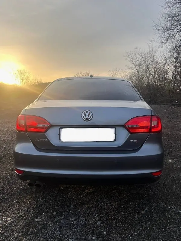 Продаю джету 2014 года, двигатель 1,4 на дсг, 2-х зонный климат контроль, круиз, подогрев передних сидений, чистый ухоженный салон, пробег 140 тысяч. цена 1,1₽ 89495704865 📲 tg: 🙎🏻‍♂️ 📞 звоните: +7(949)5704865 - фотография - 6