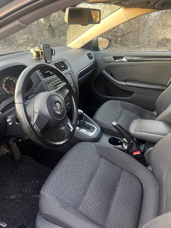 Продаю джету 2014 года, двигатель 1,4 на дсг, 2-х зонный климат контроль, круиз, подогрев передних сидений, чистый ухоженный салон, пробег 140 тысяч. цена 1,1₽ 89495704865 📲 tg: 🙎🏻‍♂️ 📞 звоните: +7(949)5704865 - фотография - 7