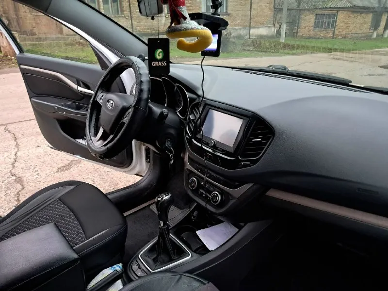 Продам весту 2016г. в. 1.6 газ бензин. дата первой регистрации 04.2017 машина в хорошем состоянии. второй хозяин по птс. комплектация люкс: парктроник, камера заднего вида, мультимедиа, подогрев сидений, лобового стекла. датчик света, датчик дождя, круиз контроль, кондиционер, сигнализация с автозапуском, работает каждая кнопочка. машина не затяганая, салон чистый. недавно заменили ремень грм, помпу, свечи, колодки перед, зад. двигатель 129 с проточкой под клапана. не троит не дымит. коробка не выбивает. ходовая не стучит не гремит. 900 км назад заменено масло. масло лил любекс 5w30 дополнительно установлен фаркоп и газ евро4 с регистрацией в мрэо продажа в связи с покупкой новой машины. от машине не избавляемся. за машину не стыдно. цена 810 000 р. торг реальному покупателю приветствуется, но только при осмотре машины. осмотр пгт. новый свет. на смотрины не езжу. полное переоформление. номер для связи +79497248823 сергей. комментарии не читаю, не отвечаю. просили выложит 📞 звоните: +7(949)7248823 - фотография - 4