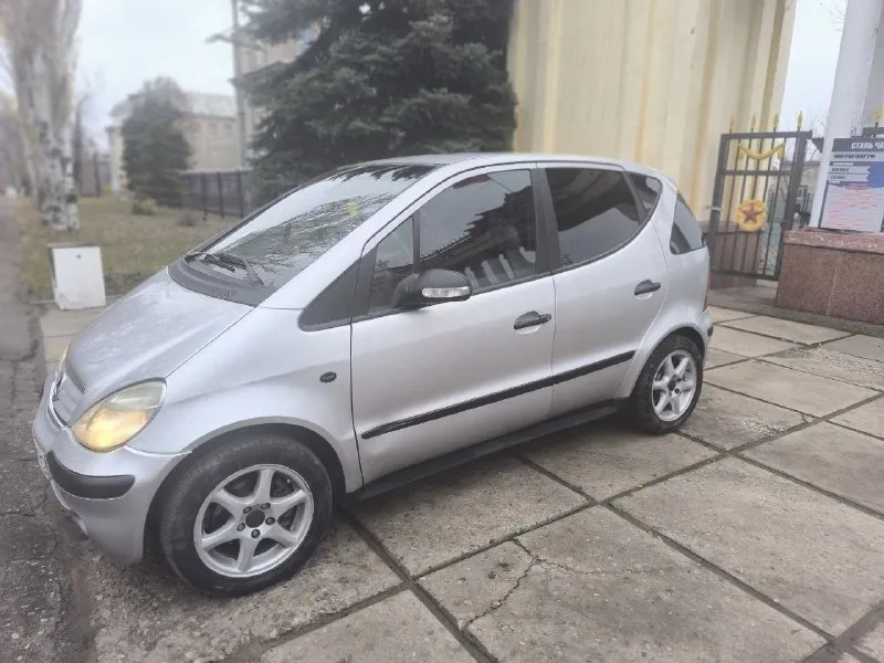 Продам mercedes бенц а160.обьем 1.6 бензин. коробка механика.2004 года. пробег 156т. авто в хорошем состоянии, пройдено то. без дтп. одна собственница. автотека чистая. хорошая комплектация:стеклоподьемники, гур, кондиционер, подогрев сидений, электрорег. зеркал, ц. замок. сервисная книга. цена 390т. торг (символический)осмотр г. стаханов +79591719271 📞 звоните: +7(959)1719271 - фотография - 2