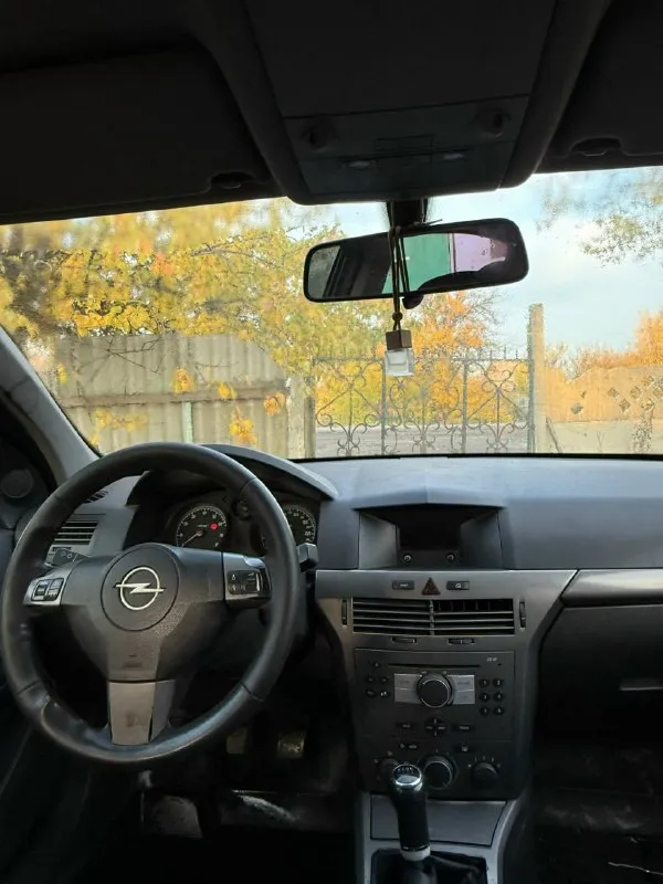 Opel astra h 2007 год, двигатель 1.4 после кап ремонта не дымит, масло не ест. кпп и гур работает хорошо, ходовая в норме, есть нюансы по кузову, на езду не влияют, документы в порядке, машина каждый день на ходу, цена 280 торг, дебальцево +79493762488 📲 tg: игорь клецов 📞 звоните: +7(949)3762488 - фотография - 5