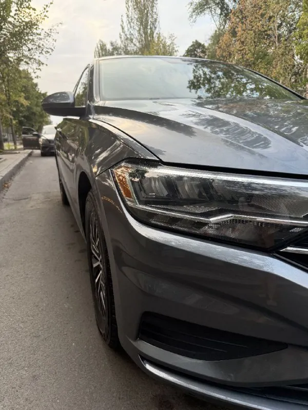 Volkswagen jetta 7 рестайлинг 2021 год (9й месяц) 1.4 (150 л. с.) пробег : 96,000 км. автомат aisin 8 ступенчатый. адаптивный круиз-контроль система экстренного торможения контроль слепых зон камера заднего вида сенсорная мультимедиа (android auto / apple carplay) однозонный климат подогревы, датчики дождя и света светодиодная оптика машина в отличном состоянии — ухожена, вовремя обслуживалась, вложений не требует. цена: 1 750 000 ₽ +79495043729 📲 tg: @dedwod 📞 звоните: +7(949)5043729 - фотография - 4