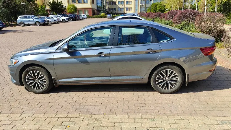 Продам в отличном состоянии всеми любимый, надёжный, технологичный, комфортный и абсолютной беспроблемный авто. лидер продажи и просто бестселлер - volkswagen jetta 7. описание: volkswagen jetta7, дата изготовления 2019 год/ 7 месяц. 📍пробег: 69999км ⚙️ двигатель: 1.4 tsi, 150 л. с., турбо 📀коробка: автомат (8-ступ. aisin) комплектация: • кожаный салон • панорамный люк • бесключевой доступ • круиз-контроль • система предупреждения о фронтальном столкновении • автоматическое экстренное торможение •система start-stop • контроль слепых зон • помощь при выезде с парковки задним ходом • система контроля давления в шинах дополнительно: • полностью русифицирована • 3 ключа. • полностью обслужена, 5 т. км. назад заменена жидкость в • два комплекта шин, лето и зима kumho • сделана антикоррозийная обработка кузова • полностью русифицирована, приборная панель в км. 🚗авто в отличном состоянии, я собственник по птс, вложений не требует. цена: 1 880 000₽ vin: 3vw 📲 tg: @yarikdn85 📞 звоните: +7(949)4385535 - фотография - 2