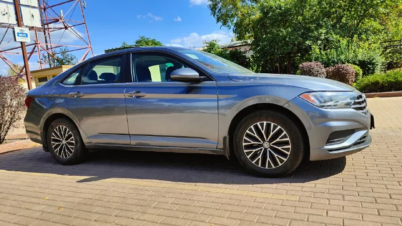 Продам в отличном состоянии всеми любимый, надёжный, технологичный, комфортный и абсолютной беспроблемный авто. лидер продажи и просто бестселлер - volkswagen jetta 7. описание: volkswagen jetta7, дата изготовления 2019 год/ 7 месяц. 📍пробег: 69999км ⚙️ двигатель: 1.4 tsi, 150 л. с., турбо 📀коробка: автомат (8-ступ. aisin) комплектация: • кожаный салон • панорамный люк • бесключевой доступ • круиз-контроль • система предупреждения о фронтальном столкновении • автоматическое экстренное торможение •система start-stop • контроль слепых зон • помощь при выезде с парковки задним ходом • система контроля давления в шинах дополнительно: • полностью русифицирована • 3 ключа. • полностью обслужена, 5 т. км. назад заменена жидкость в • два комплекта шин, лето и зима kumho • сделана антикоррозийная обработка кузова • полностью русифицирована, приборная панель в км. 🚗авто в отличном состоянии, я собственник по птс, вложений не требует. цена: 1 880 000₽ vin: 3vw 📲 tg: @yarikdn85 📞 звоните: +7(949)4385535 - фотография - 5