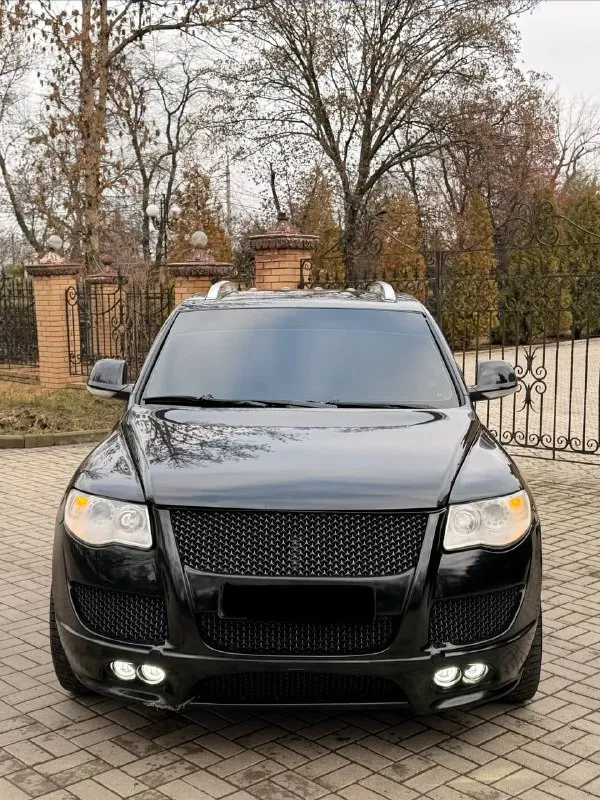 Продаю volkswagen туарег volkswagen touareg hamman обвес. 1.050.000💰обмен дороже возможна продажа в кредит. 2009 год мотор 3.6 v6 🔥🔥🔥 мотор в порядке коробка автомат не пинает не буксует переключает плавно ✅ салон не рваный ✅ по кузову отлично для своего возврата есть мелкие косяки 👌 раздатка в порядке переключает привода все хорошо 👍🏻 кондиционер холодит ❄️❄️❄️☃️ печка греет по электрике все работает как должно работать комплектация с телевизором, дополнительно установлен андроид система уже переобут на зимнюю резину. документы кристально чистые без запретов залогов штрафов и т. д осмотр макеевка днр связь:89496438443 📲 tg: @perekup_9999 📞 звоните: +7(949)6438443 - фотография - 2