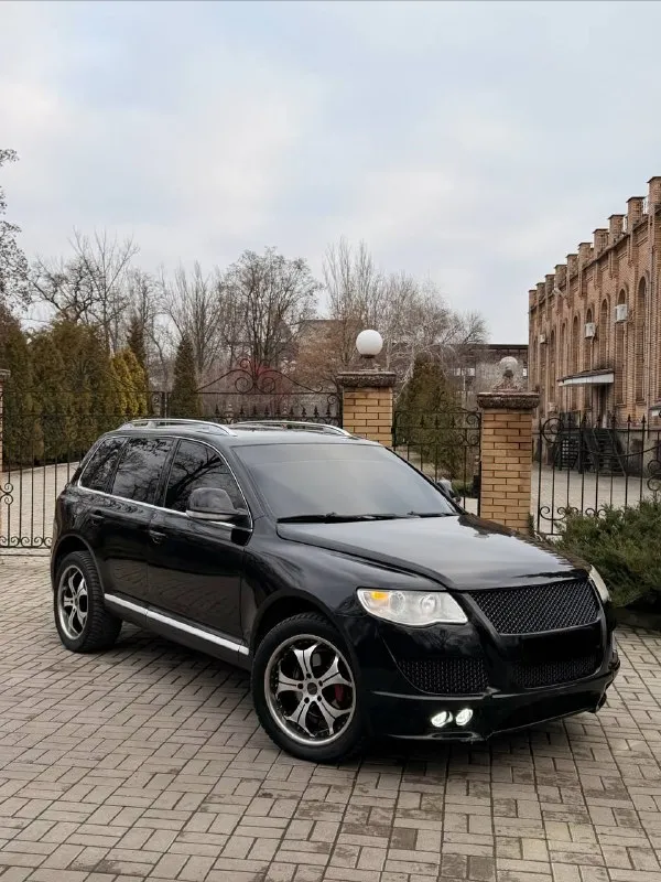 Продаю volkswagen туарег volkswagen touareg hamman обвес. 1.050.000💰обмен дороже возможна продажа в кредит. 2009 год мотор 3.6 v6 🔥🔥🔥 мотор в порядке коробка автомат не пинает не буксует переключает плавно ✅ салон не рваный ✅ по кузову отлично для своего возврата есть мелкие косяки 👌 раздатка в порядке переключает привода все хорошо 👍🏻 кондиционер холодит ❄️❄️❄️☃️ печка греет по электрике все работает как должно работать комплектация с телевизором, дополнительно установлен андроид система уже переобут на зимнюю резину. документы кристально чистые без запретов залогов штрафов и т. д осмотр макеевка днр связь:89496438443 📲 tg: @perekup_9999 📞 звоните: +7(949)6438443 - фотография - 3