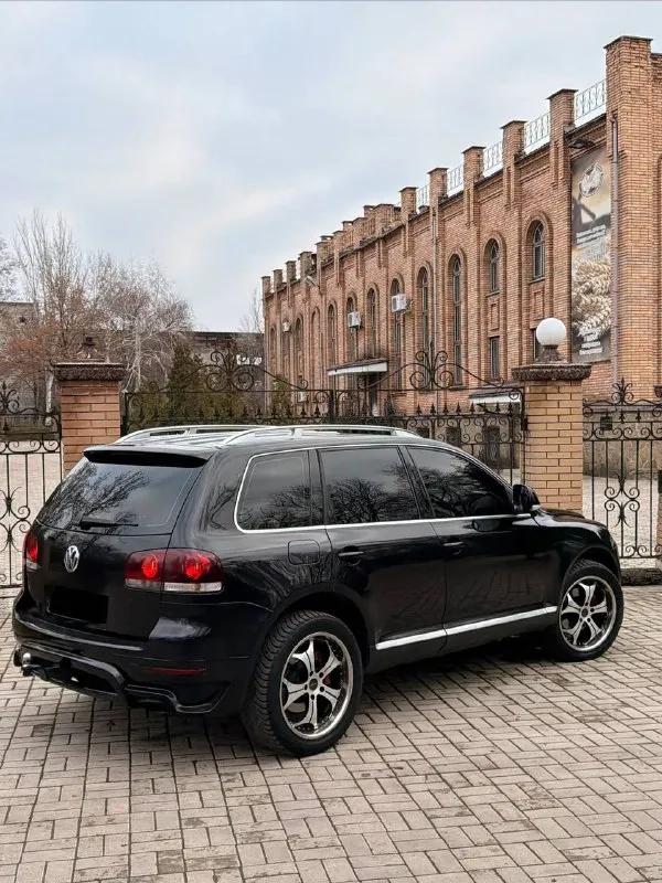Продаю volkswagen туарег volkswagen touareg hamman обвес. 1.050.000💰обмен дороже возможна продажа в кредит. 2009 год мотор 3.6 v6 🔥🔥🔥 мотор в порядке коробка автомат не пинает не буксует переключает плавно ✅ салон не рваный ✅ по кузову отлично для своего возврата есть мелкие косяки 👌 раздатка в порядке переключает привода все хорошо 👍🏻 кондиционер холодит ❄️❄️❄️☃️ печка греет по электрике все работает как должно работать комплектация с телевизором, дополнительно установлен андроид система уже переобут на зимнюю резину. документы кристально чистые без запретов залогов штрафов и т. д осмотр макеевка днр связь:89496438443 📲 tg: @perekup_9999 📞 звоните: +7(949)6438443 - фотография - 4