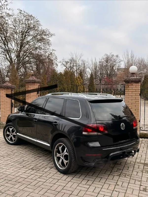 Продаю volkswagen туарег volkswagen touareg hamman обвес. 1.050.000💰обмен дороже возможна продажа в кредит. 2009 год мотор 3.6 v6 🔥🔥🔥 мотор в порядке коробка автомат не пинает не буксует переключает плавно ✅ салон не рваный ✅ по кузову отлично для своего возврата есть мелкие косяки 👌 раздатка в порядке переключает привода все хорошо 👍🏻 кондиционер холодит ❄️❄️❄️☃️ печка греет по электрике все работает как должно работать комплектация с телевизором, дополнительно установлен андроид система уже переобут на зимнюю резину. документы кристально чистые без запретов залогов штрафов и т. д осмотр макеевка днр связь:89496438443 📲 tg: @perekup_9999 📞 звоните: +7(949)6438443 - фотография - 6