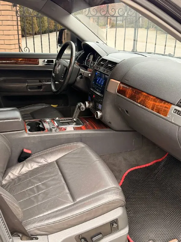 Продаю volkswagen туарег volkswagen touareg hamman обвес. 1.050.000💰обмен дороже возможна продажа в кредит. 2009 год мотор 3.6 v6 🔥🔥🔥 мотор в порядке коробка автомат не пинает не буксует переключает плавно ✅ салон не рваный ✅ по кузову отлично для своего возврата есть мелкие косяки 👌 раздатка в порядке переключает привода все хорошо 👍🏻 кондиционер холодит ❄️❄️❄️☃️ печка греет по электрике все работает как должно работать комплектация с телевизором, дополнительно установлен андроид система уже переобут на зимнюю резину. документы кристально чистые без запретов залогов штрафов и т. д осмотр макеевка днр связь:89496438443 📲 tg: @perekup_9999 📞 звоните: +7(949)6438443 - фотография - 8