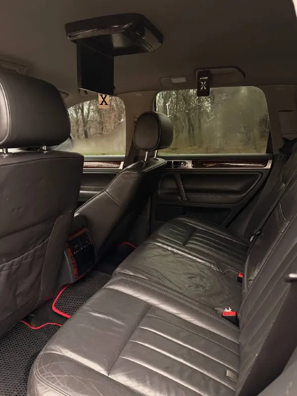 Продаю volkswagen туарег volkswagen touareg hamman обвес. 1.050.000💰обмен дороже возможна продажа в кредит. 2009 год мотор 3.6 v6 🔥🔥🔥 мотор в порядке коробка автомат не пинает не буксует переключает плавно ✅ салон не рваный ✅ по кузову отлично для своего возврата есть мелкие косяки 👌 раздатка в порядке переключает привода все хорошо 👍🏻 кондиционер холодит ❄️❄️❄️☃️ печка греет по электрике все работает как должно работать комплектация с телевизором, дополнительно установлен андроид система уже переобут на зимнюю резину. документы кристально чистые без запретов залогов штрафов и т. д осмотр макеевка днр связь:89496438443 📲 tg: @perekup_9999 📞 звоните: +7(949)6438443 - фотография - 9