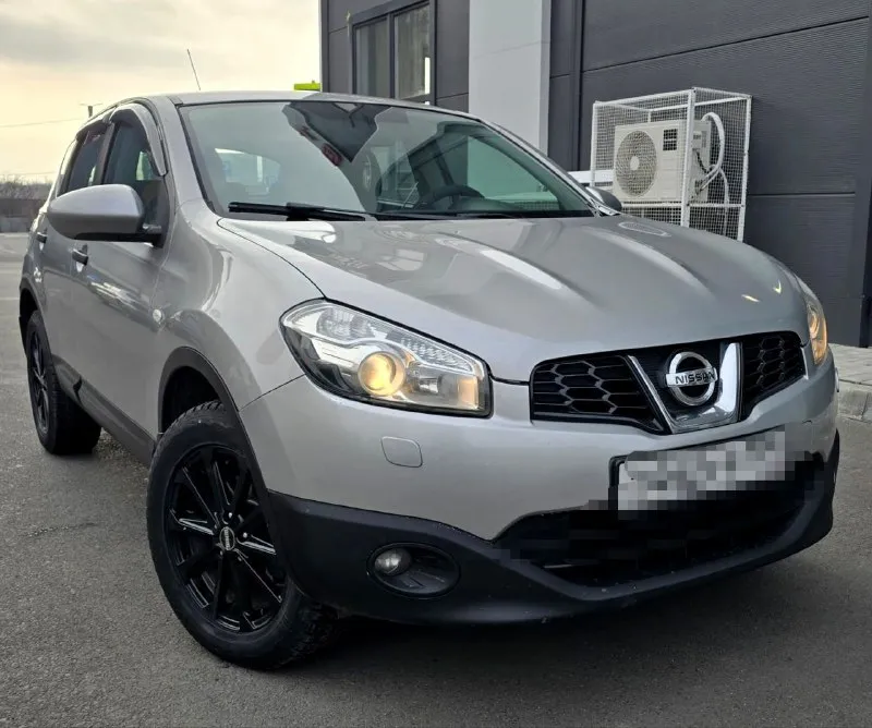 Продаю автомобиль nissan qashqai 2013 года. без дтп родной пробег 155000. птс оригинал. остекление всё заводское. цепной 1,6 механика. два комплекта ключей. то проходила во время по регламенту. салон чистый ухоженный. по кузову как на фото гнили ржавчины нет. осмотр г. донецк звонить по номеру телефона +79496167298 или пишите в телеграмм если нет связи. цена 1000000 продажа с полным переоформлением. юридически чист. 📲 tg: анна 📞 звоните: +7(949)6167298 - фотография - 4
