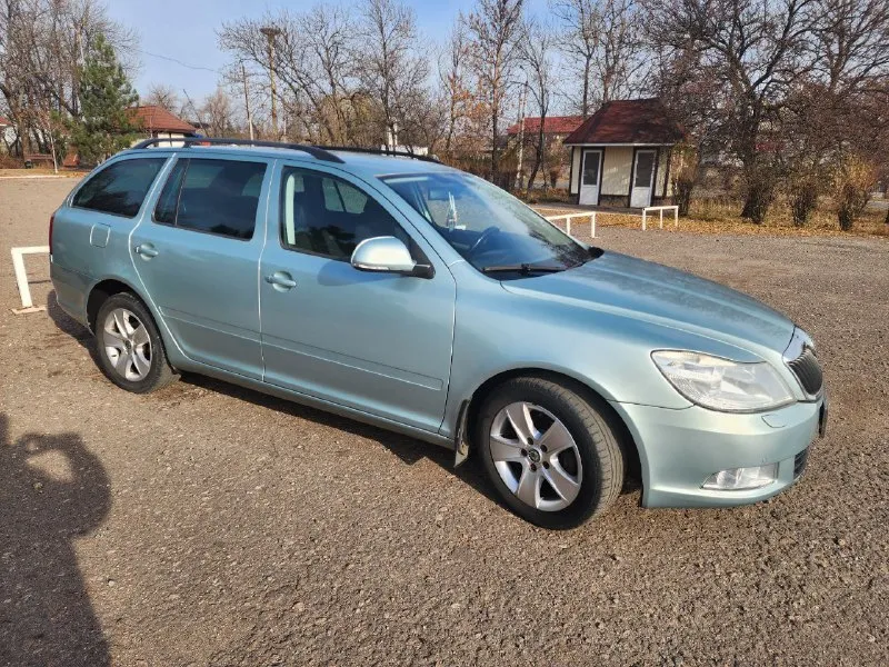 Продам skoda octavia fl elegance 2009г. в двигатель 1.6dti 5ст мкпп пробег 240000км. машина в очень богатой комплектация, двухзонный климат контроль, круиз контроль, подогрев всех 4 сидений, мультируль, maxidot, передний задний партронник, омыватель фар, датчик света и дождя, затимнение всех зеркал, складываение зеркал. заводская тонировка задних стёкол. машина в одной семье более трех лет. состояние очень достойное. учёт постоянный, полное переоформление в мрэо. цена 870к торг у капота❗ осмотр г. енакиево тел. +79493089122 - фотография - 2