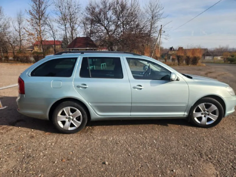 Продам skoda octavia fl elegance 2009г. в двигатель 1.6dti 5ст мкпп пробег 240000км. машина в очень богатой комплектация, двухзонный климат контроль, круиз контроль, подогрев всех 4 сидений, мультируль, maxidot, передний задний партронник, омыватель фар, датчик света и дождя, затимнение всех зеркал, складываение зеркал. заводская тонировка задних стёкол. машина в одной семье более трех лет. состояние очень достойное. учёт постоянный, полное переоформление в мрэо. цена 870к торг у капота❗ осмотр г. енакиево тел. +79493089122 - фотография - 3