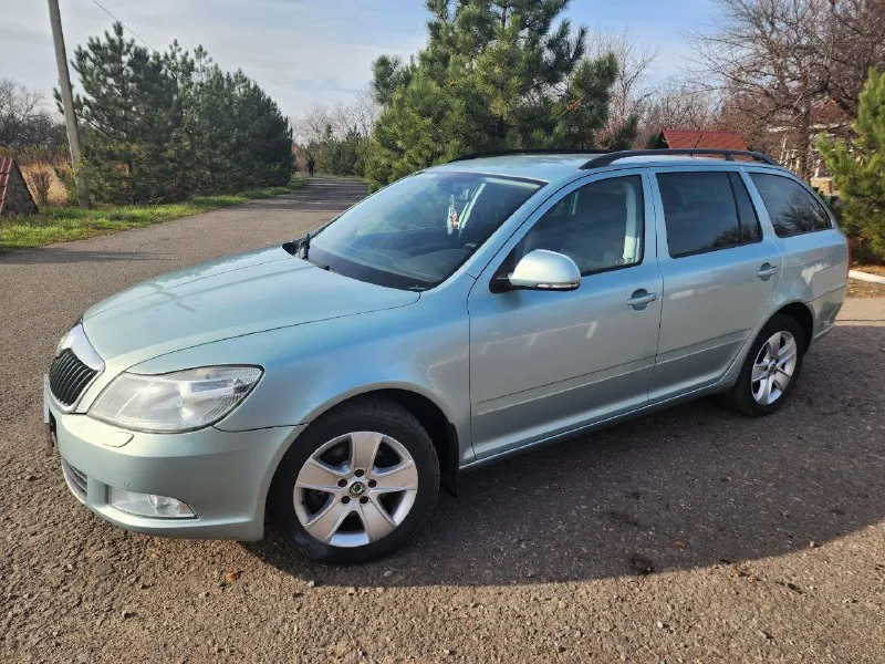Продам skoda octavia fl elegance 2009г. в двигатель 1.6dti 5ст мкпп пробег 240000км. машина в очень богатой комплектация, двухзонный климат контроль, круиз контроль, подогрев всех 4 сидений, мультируль, maxidot, передний задний партронник, омыватель фар, датчик света и дождя, затимнение всех зеркал, складываение зеркал. заводская тонировка задних стёкол. машина в одной семье более трех лет. состояние очень достойное. учёт постоянный, полное переоформление в мрэо. цена 870к торг у капота❗ осмотр г. енакиево тел. +79493089122 - фотография - 4