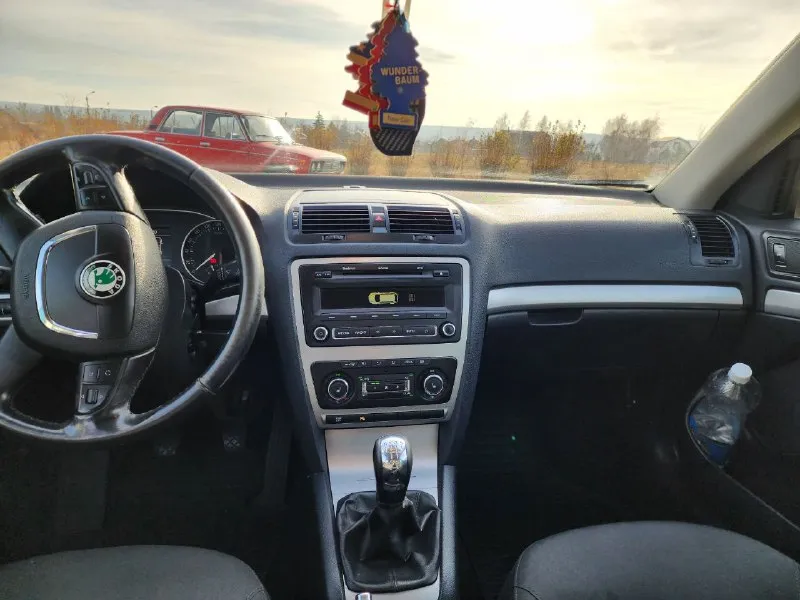 Продам skoda octavia fl elegance 2009г. в двигатель 1.6dti 5ст мкпп пробег 240000км. машина в очень богатой комплектация, двухзонный климат контроль, круиз контроль, подогрев всех 4 сидений, мультируль, maxidot, передний задний партронник, омыватель фар, датчик света и дождя, затимнение всех зеркал, складываение зеркал. заводская тонировка задних стёкол. машина в одной семье более трех лет. состояние очень достойное. учёт постоянный, полное переоформление в мрэо. цена 870к торг у капота❗ осмотр г. енакиево тел. +79493089122 - фотография - 5