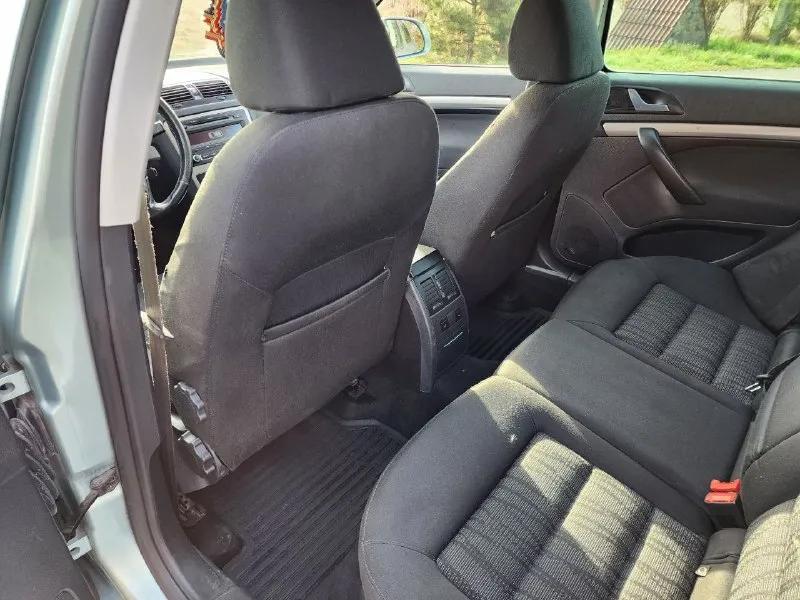 Продам skoda octavia fl elegance 2009г. в двигатель 1.6dti 5ст мкпп пробег 240000км. машина в очень богатой комплектация, двухзонный климат контроль, круиз контроль, подогрев всех 4 сидений, мультируль, maxidot, передний задний партронник, омыватель фар, датчик света и дождя, затимнение всех зеркал, складываение зеркал. заводская тонировка задних стёкол. машина в одной семье более трех лет. состояние очень достойное. учёт постоянный, полное переоформление в мрэо. цена 870к торг у капота❗ осмотр г. енакиево тел. +79493089122 - фотография - 6