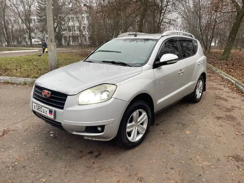 Продам geely emgrand x7 (китайский аналог toyota rav4) 2л механика, 2014г, 178000 км пробег. газ/бензин. в данном автомобиле полностью новая ходовая(перед/зад) от rav4.масло в моторе и кпп менял 4 тыс назад. в наличии лежит куча новых запчастей на машину, отдаю в подарок 🎁. нужно заменить датчики абс они куплены, менять некогда. машина еще на dpr учете, не пригонялась в донецке покупалась еще при укр. комплектация: передние/задние парктроники, камера заднего вида, мультимедиа с блютуз/usb и навигатором,4 стеклоподъемника, подогревы передних сидений, электро привод водительского сидения, электро регулировка и подогрев зеркал, центральный замок, климат контроль(заправлен в этом году), передние фары би лед. машина без срочных вложений, на данный момент сел и поехал. все стекла родные, даже лобовое, но оно с трещеной, которая обзору не мешает. может что-то забыл, пишите или звоните. цена 440 000р. +79495622410 📞 звоните: +7(949)5622410 - фотография - 2