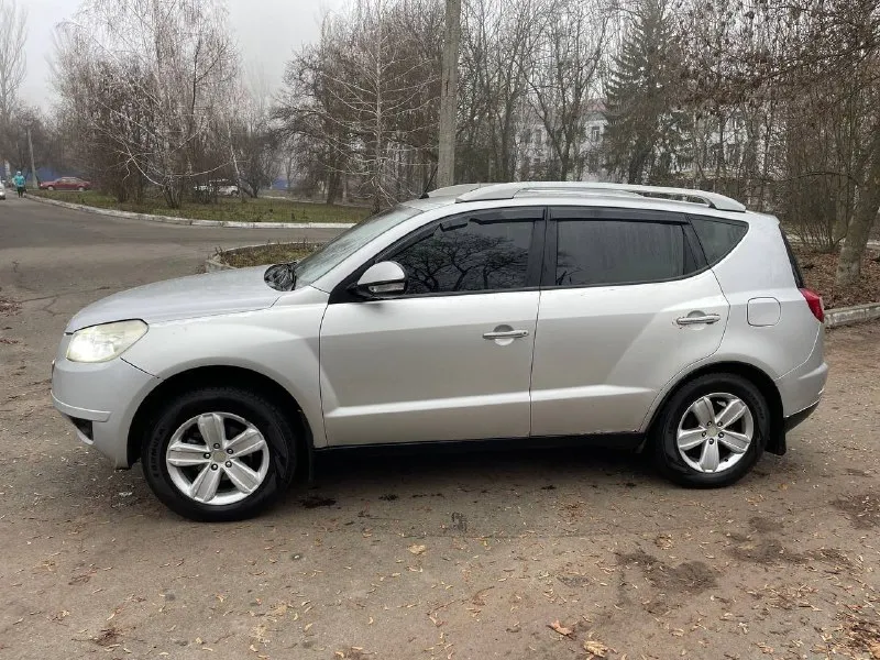Продам geely emgrand x7 (китайский аналог toyota rav4) 2л механика, 2014г, 178000 км пробег. газ/бензин. в данном автомобиле полностью новая ходовая(перед/зад) от rav4.масло в моторе и кпп менял 4 тыс назад. в наличии лежит куча новых запчастей на машину, отдаю в подарок 🎁. нужно заменить датчики абс они куплены, менять некогда. машина еще на dpr учете, не пригонялась в донецке покупалась еще при укр. комплектация: передние/задние парктроники, камера заднего вида, мультимедиа с блютуз/usb и навигатором,4 стеклоподъемника, подогревы передних сидений, электро привод водительского сидения, электро регулировка и подогрев зеркал, центральный замок, климат контроль(заправлен в этом году), передние фары би лед. машина без срочных вложений, на данный момент сел и поехал. все стекла родные, даже лобовое, но оно с трещеной, которая обзору не мешает. может что-то забыл, пишите или звоните. цена 440 000р. +79495622410 📞 звоните: +7(949)5622410 - фотография - 3