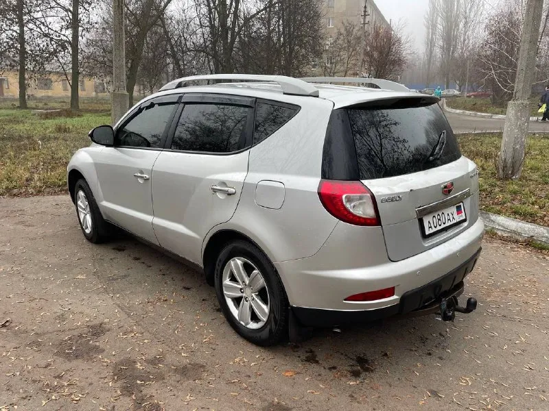 Продам geely emgrand x7 (китайский аналог toyota rav4) 2л механика, 2014г, 178000 км пробег. газ/бензин. в данном автомобиле полностью новая ходовая(перед/зад) от rav4.масло в моторе и кпп менял 4 тыс назад. в наличии лежит куча новых запчастей на машину, отдаю в подарок 🎁. нужно заменить датчики абс они куплены, менять некогда. машина еще на dpr учете, не пригонялась в донецке покупалась еще при укр. комплектация: передние/задние парктроники, камера заднего вида, мультимедиа с блютуз/usb и навигатором,4 стеклоподъемника, подогревы передних сидений, электро привод водительского сидения, электро регулировка и подогрев зеркал, центральный замок, климат контроль(заправлен в этом году), передние фары би лед. машина без срочных вложений, на данный момент сел и поехал. все стекла родные, даже лобовое, но оно с трещеной, которая обзору не мешает. может что-то забыл, пишите или звоните. цена 440 000р. +79495622410 📞 звоните: +7(949)5622410 - фотография - 4