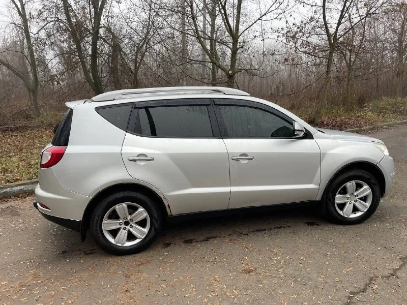 Продам geely emgrand x7 (китайский аналог toyota rav4) 2л механика, 2014г, 178000 км пробег. газ/бензин. в данном автомобиле полностью новая ходовая(перед/зад) от rav4.масло в моторе и кпп менял 4 тыс назад. в наличии лежит куча новых запчастей на машину, отдаю в подарок 🎁. нужно заменить датчики абс они куплены, менять некогда. машина еще на dpr учете, не пригонялась в донецке покупалась еще при укр. комплектация: передние/задние парктроники, камера заднего вида, мультимедиа с блютуз/usb и навигатором,4 стеклоподъемника, подогревы передних сидений, электро привод водительского сидения, электро регулировка и подогрев зеркал, центральный замок, климат контроль(заправлен в этом году), передние фары би лед. машина без срочных вложений, на данный момент сел и поехал. все стекла родные, даже лобовое, но оно с трещеной, которая обзору не мешает. может что-то забыл, пишите или звоните. цена 440 000р. +79495622410 📞 звоните: +7(949)5622410 - фотография - 7