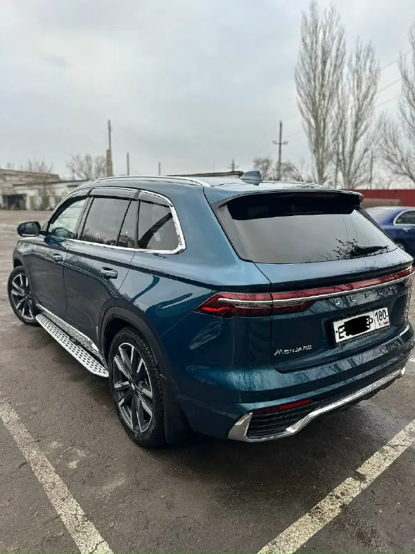 Продам свой geely monjaro 2023 года с пробегом 50.000 км! покупался новым в салоне ростова fresh avto в мае 2024 года ! мотор 2 литра турбо бенз 238 л. с ! весь в родном окрасе ! все вовремя менялось, замена масло каждые 5-7 тыс ! полностью обработана ! перед затянут пленкой ! в решетке и бампере установлена сетка ! стоят пороги ! салон весь заклеен пленкой, экраны заклеены стеклами защитными, сиденье в чехлах с момента покупки ! камера 360, хорошая музыка и так далее! короче лучше увидеть ! по комплектации гуглите, есть все что нужно для комфортной езды ! машина ни разу не подвела ! два комплекта колес, два комплекта чехлов на сиденья, два ключа ! причина продажи покупка недвижимости ! нужно поменять лобовое стекло по желанию, прилетел камушек, на это уступлю конечно ! цена 3.450 🍋 + торг ! макеевка гвардейка +79493311994 📞 звоните: +7(949)3311994 - фотография - 2